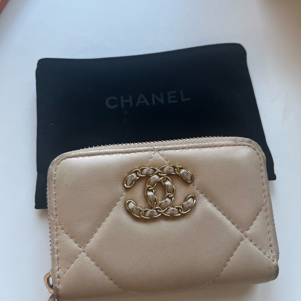 CHANEL 19 Cream zip wallet